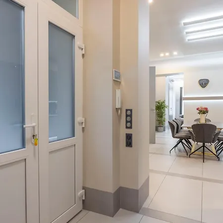 아파트 Luxurious High-end Grand On The St Stephen Road