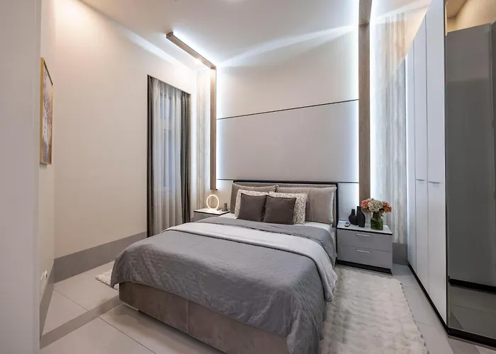 Luxurious High-end Grand On The St Stephen Road *
