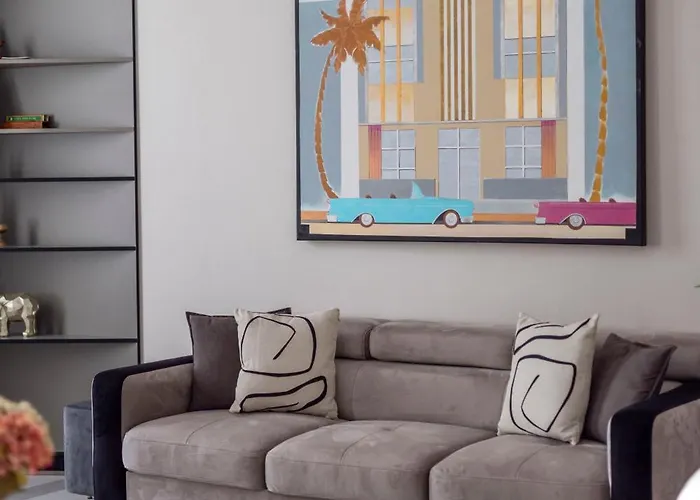 Luxurious High-end Grand On The St Stephen Road Apartment *
