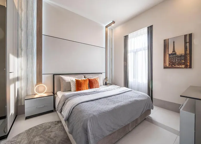 Luxurious High-end Grand On The St Stephen Road Apartment *