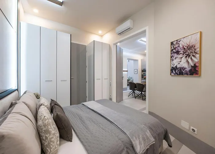 Luxurious High-end Grand On The St Stephen Road Apartment