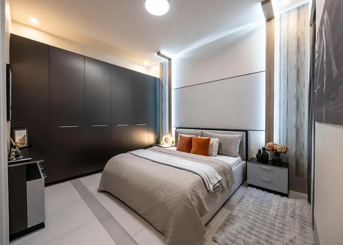 Luxurious High-end Grand On The St Stephen Road