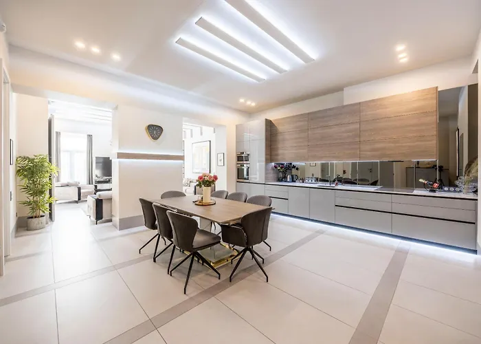 Luxurious High-end Grand On The St Stephen Road *