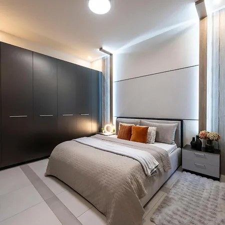 Luxurious High-end Grand On The St Stephen Road