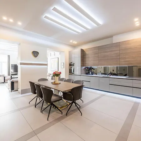 Luxurious High-end Grand On The St Stephen Road *